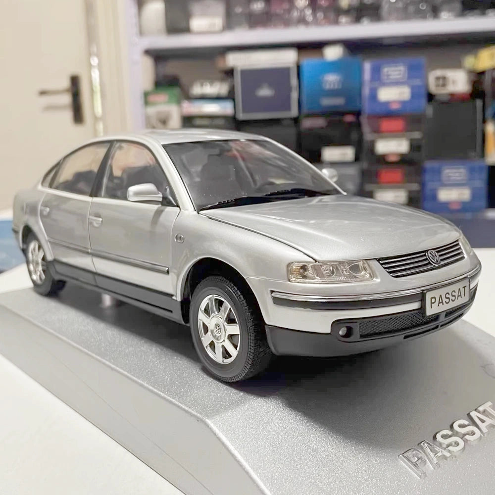 [OEM] 1:18 Volkswagen 2003 Passat B5 Silver Model Car Die-Cast