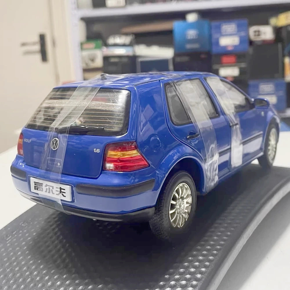 [OEM] 1:18 Volkswagen 2004 Golf Mk4 Blue Model Car Die-Cast