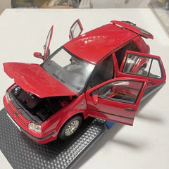 [OEM] 1:18 Volkswagen 2004 Golf Mk4 Red Model Car Die-Cast