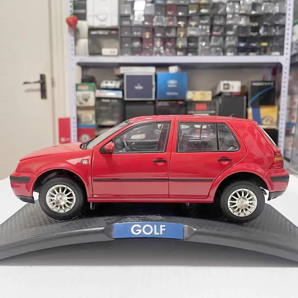 [OEM] 1:18 Volkswagen 2004 Golf Mk4 Red Model Car Die-Cast