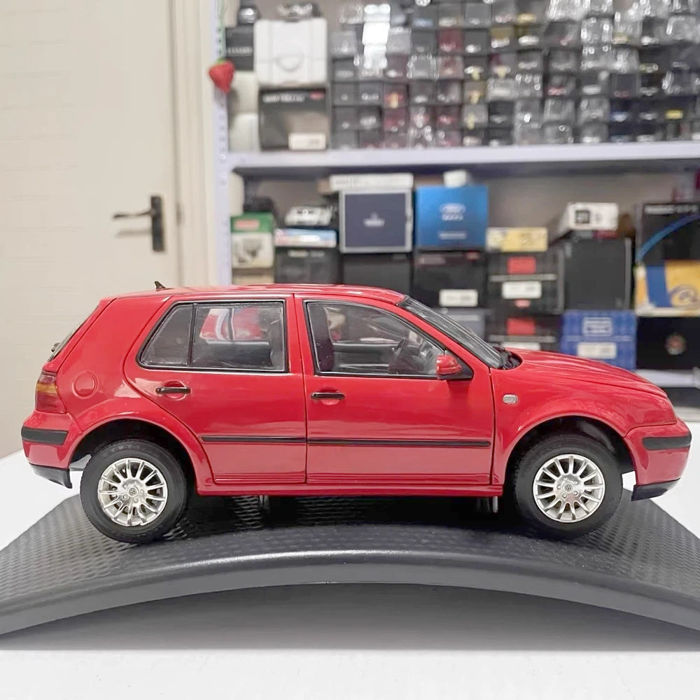 [OEM] 1:18 Volkswagen 2004 Golf Mk4 Red Model Car Die-Cast