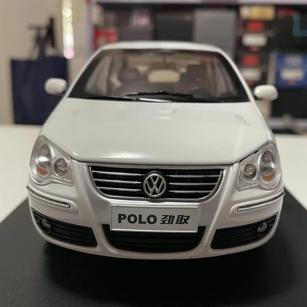 [OEM] 1:18 Volkswagen 2006 Polo Sedan White Model Car Die-Cast