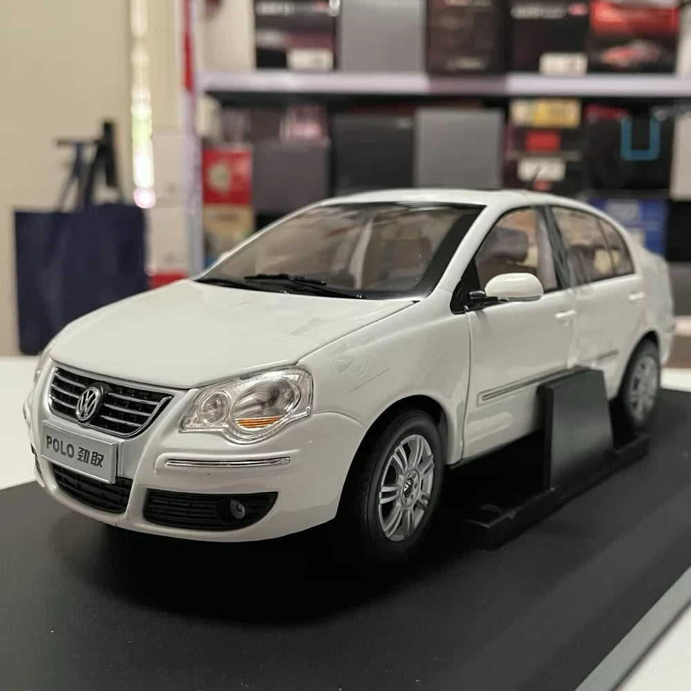 [OEM] 1:18 Volkswagen 2006 Polo Sedan White Model Car Die-Cast
