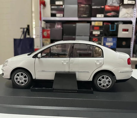 [OEM] 1:18 Volkswagen 2006 Polo Sedan White Model Car Die-Cast