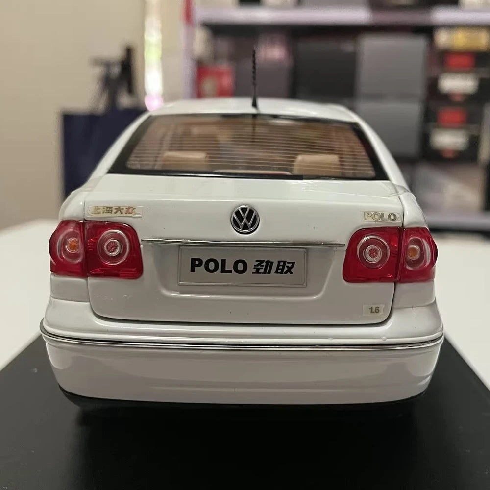 [OEM] 1:18 Volkswagen 2006 Polo Sedan White Model Car Die-Cast