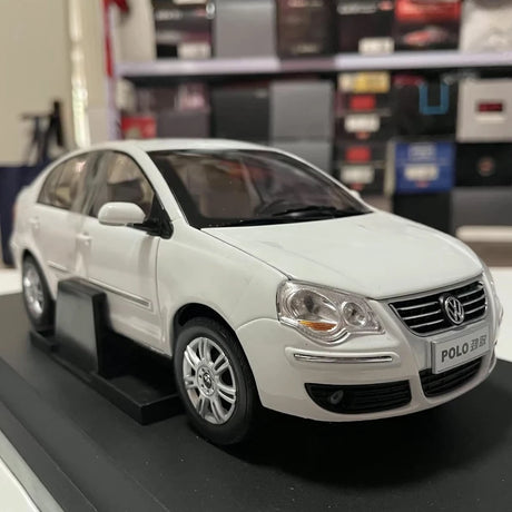 [OEM] 1:18 Volkswagen 2006 Polo Sedan White Model Car Die-Cast