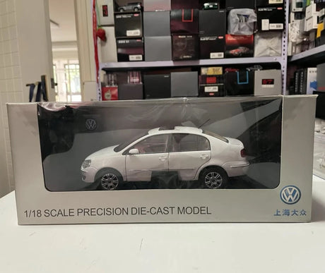 [OEM] 1:18 Volkswagen 2006 Polo Sedan White Model Car Die-Cast