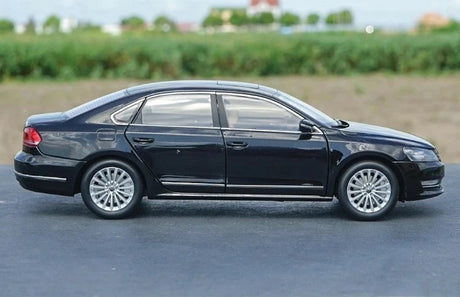 [OEM] 1:18 Volkswagen 2011 Passat Black Model Car Die-Cast