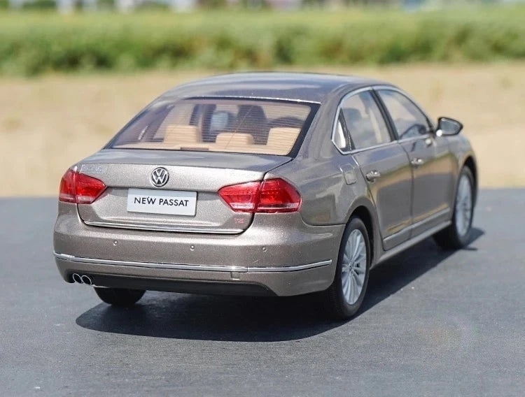 [OEM] 1:18 Volkswagen 2011 Passat Brown Model Car Die-Cast