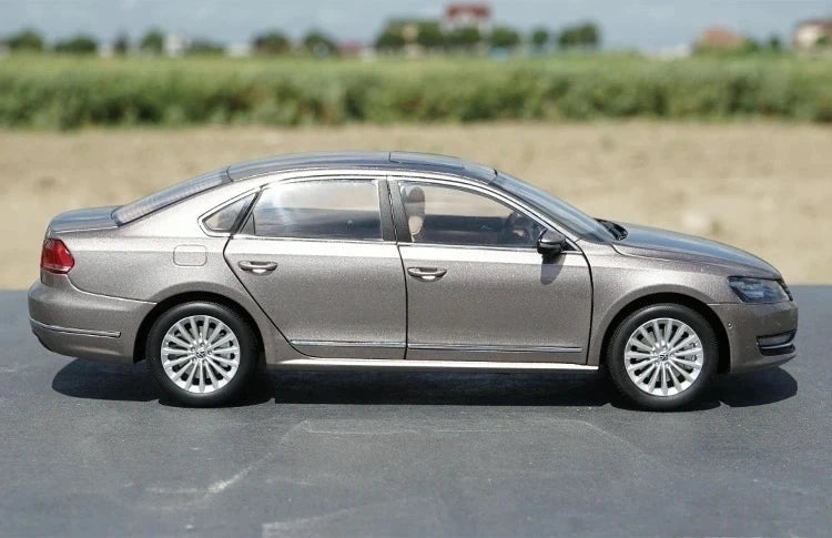 [OEM] 1:18 Volkswagen 2011 Passat Brown Model Car Die-Cast