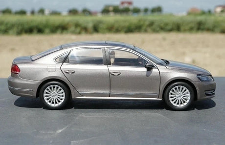 [OEM] 1:18 Volkswagen 2011 Passat Brown Model Car Die-Cast
