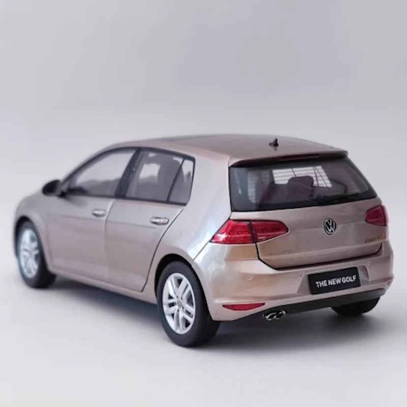 [OEM] 1:18 Volkswagen 2012 Golf Mk7 Pink Model Car Die-Cast