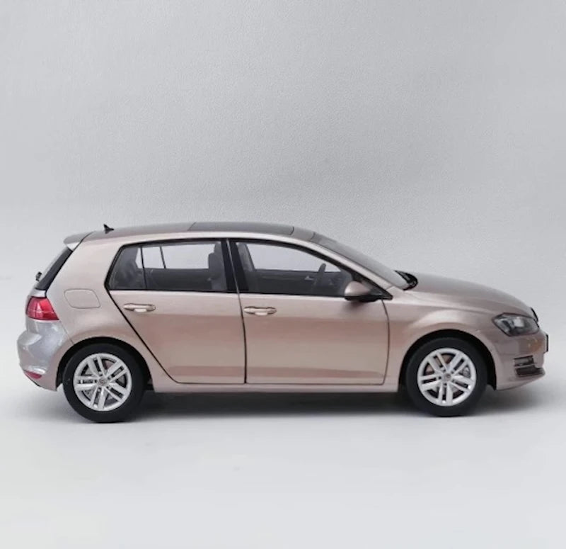 [OEM] 1:18 Volkswagen 2012 Golf Mk7 rosa modellino di auto Die-Cast