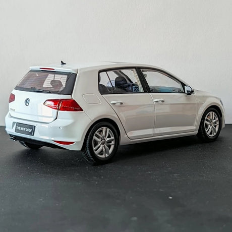 [OEM] 1:18 Volkswagen 2012 Golf Mk7 White Model Car Die-Cast