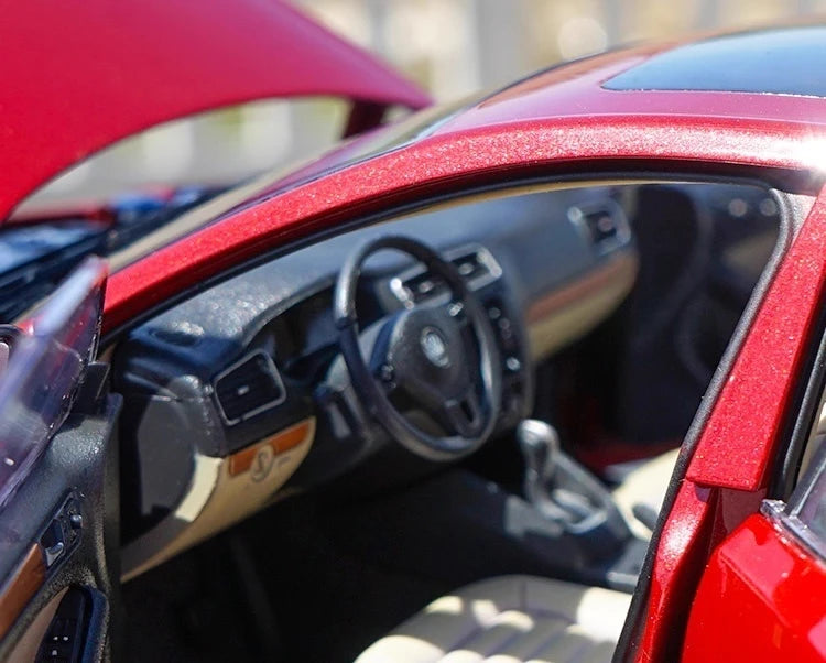 [OEM] 1:18 Volkswagen 2012 Jetta Red Model Car Die-Cast