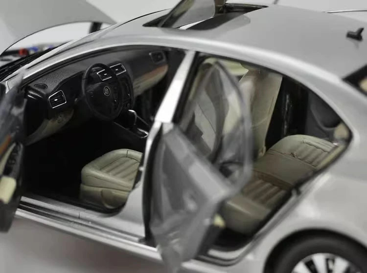 [OEM] 1:18 Volkswagen 2012 Jetta argento modellino di auto Die-Cast