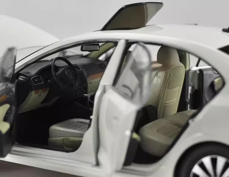 [OEM] 1:18 Volkswagen 2012 Jetta White Model Car Die-Cast