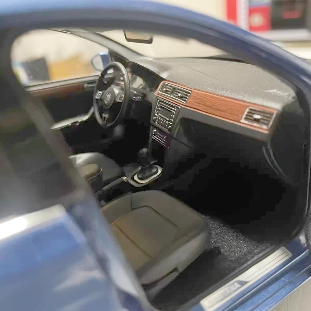 [OEM] 1:18 Volkswagen 2012 Santana Blue Model Car Die-Cast