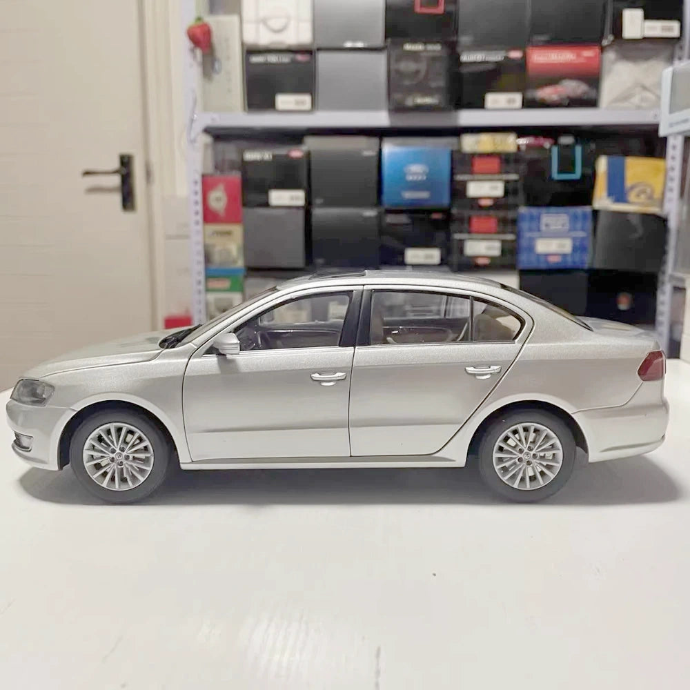 [OEM] 1:18 Volkswagen 2013 Lavida Silver Model Car Die-Cast