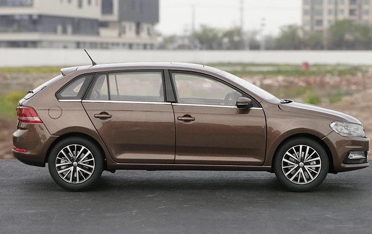 [OEM] 1:18 Volkswagen 2015 Gran Santana Brown Model Car Die-Cast