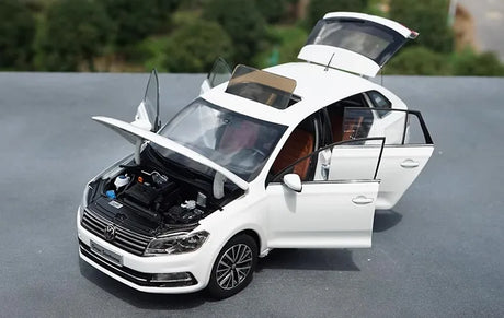 [OEM] 1:18 Volkswagen 2015 Gran Santana White Model Car Die-Cast