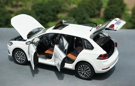 [OEM] 1:18 Volkswagen 2015 Gran Santana White Model Car Die-Cast