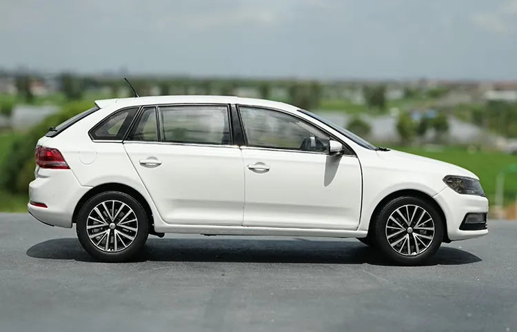 [OEM] 1:18 Volkswagen 2015 Gran Santana White Model Car Die-Cast