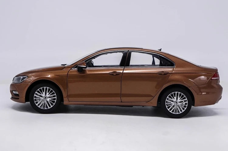 [OEM] 1:18 Volkswagen 2015 Lamando Brown Model Car Die-Cast