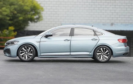 [OEM] 1:18 Volkswagen 2022 Passat 330TSI Starry Blue Model Car Die-Cast