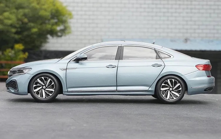 [OEM] 1:18 Volkswagen 2022 Passat 330TSI Starry Blue Model Car Die-Cast