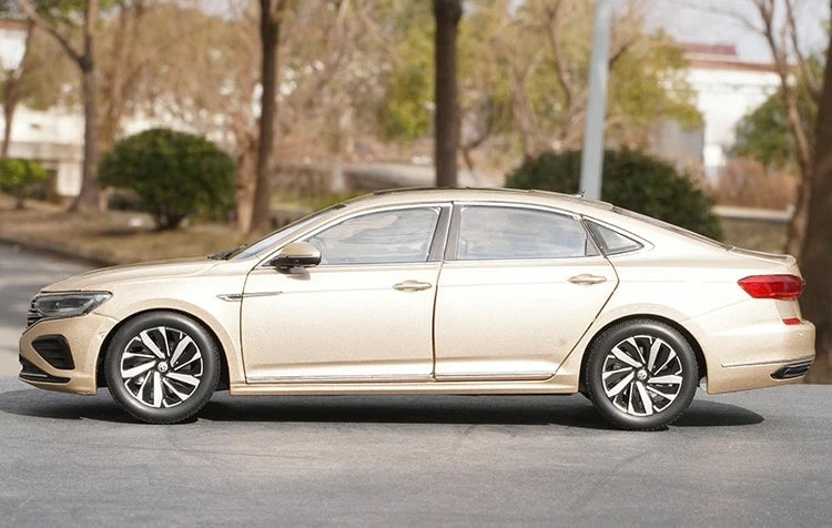 [OEM] 1:18 Volkswagen 2022 Passat Gold Model Car Die-Cast