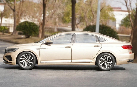 [OEM] 1:18 Volkswagen 2022 Passat Gold Model Car Die-Cast