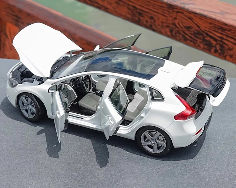 [OEM] 1:18 Volvo 2016 V40 White Model Car Die-Cast