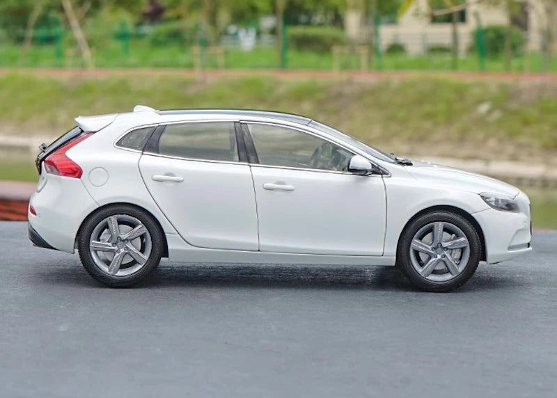 [OEM] 1:18 Volvo 2016 V40 White Model Car Die-Cast