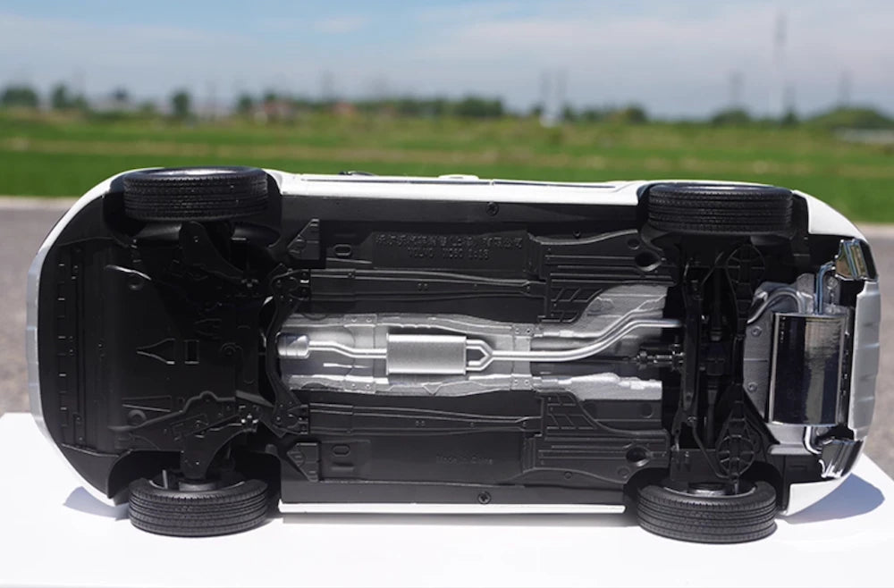 [OEM] 1:18 Volvo 2016 XC60 White Model Car Die-Cast