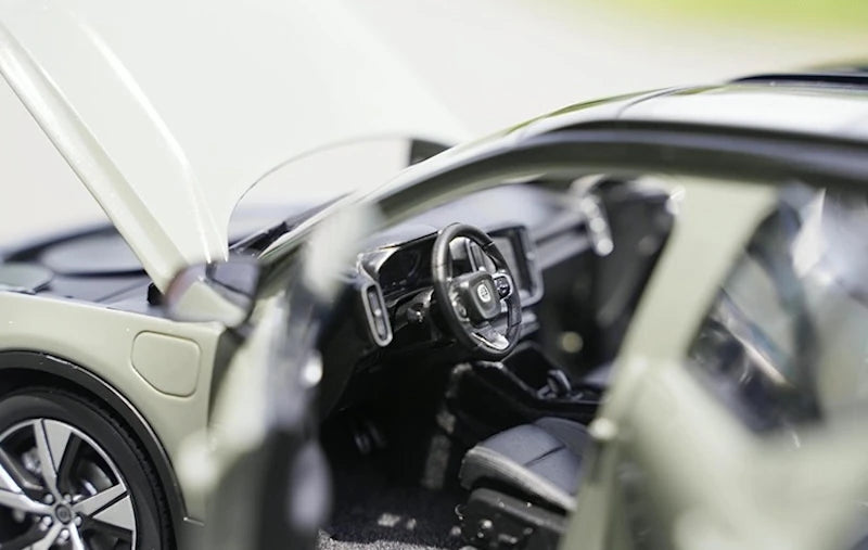 [OEM] 1:18 Volvo 2022 XC40 Green Model Car Die-Cast