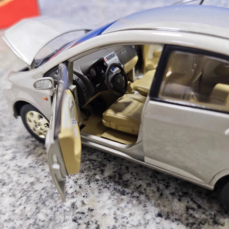 OEM Honda 2003 Fit Saloon Silver 1:24 – Kolekcjonarski model odlewany z metalu
