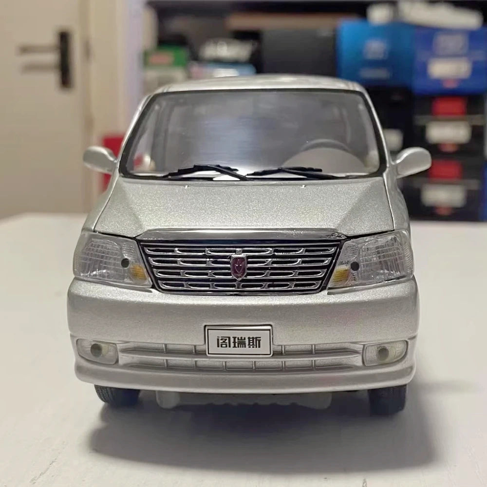 [OEM] 1:24 Toyota 2004 Granvia Silver Model Car Die-Cast