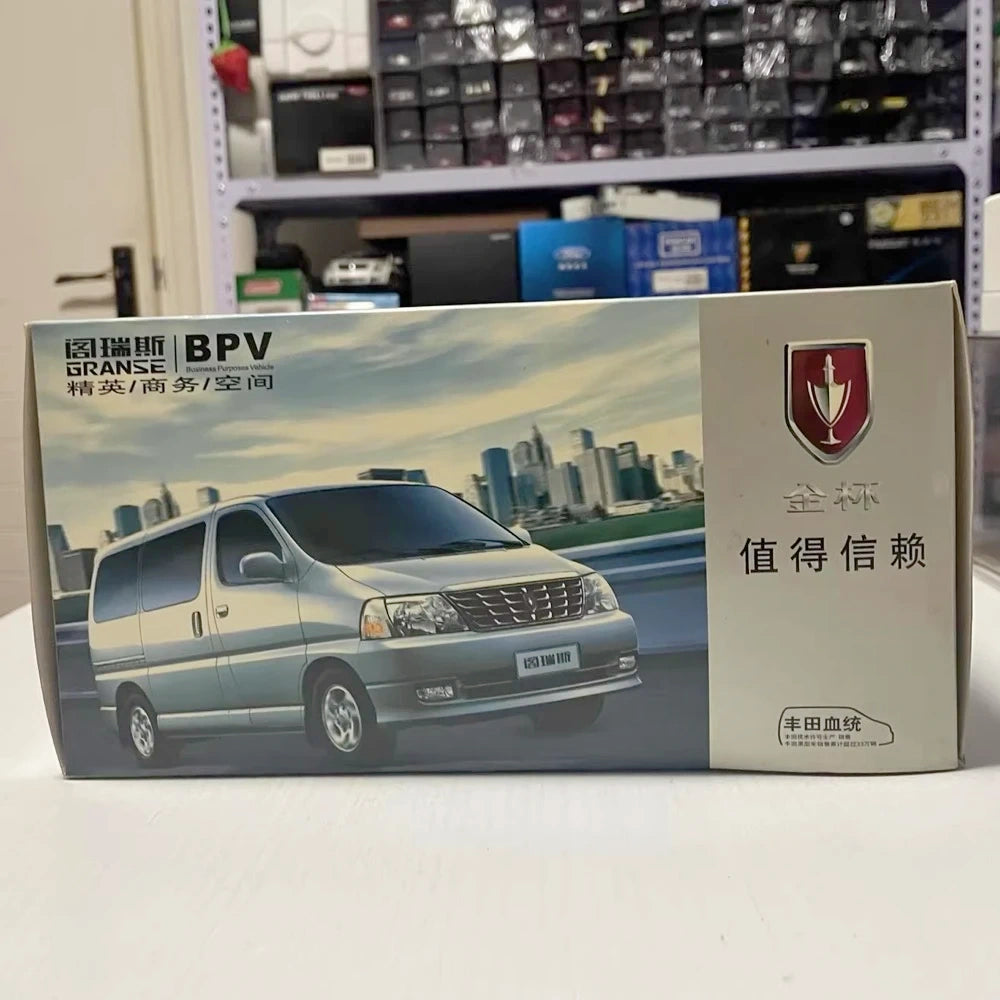 [OEM] 1:24 Toyota 2004 Granvia Silver Model Car Die-Cast