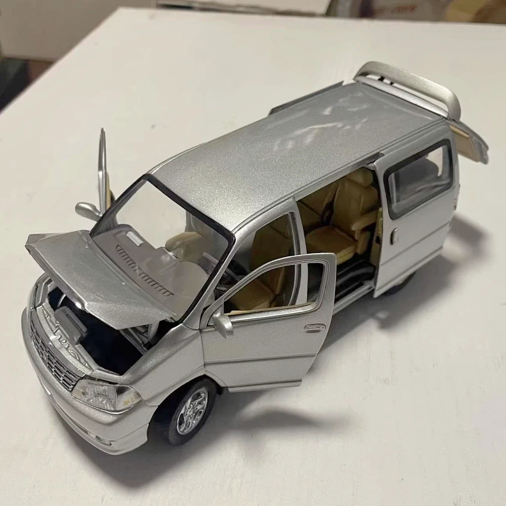 [OEM] 1:24 Toyota 2004 Granvia Silver Model Car Die-Cast