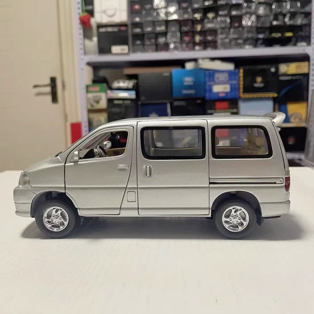 [OEM] 1:24 Toyota 2004 Granvia Silver Model Car Die-Cast