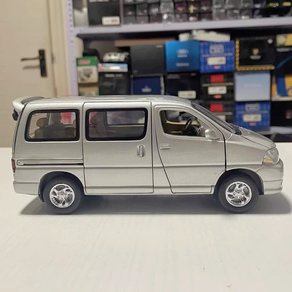 [OEM] 1:24 Toyota 2004 Granvia Silver Model Car Die-Cast