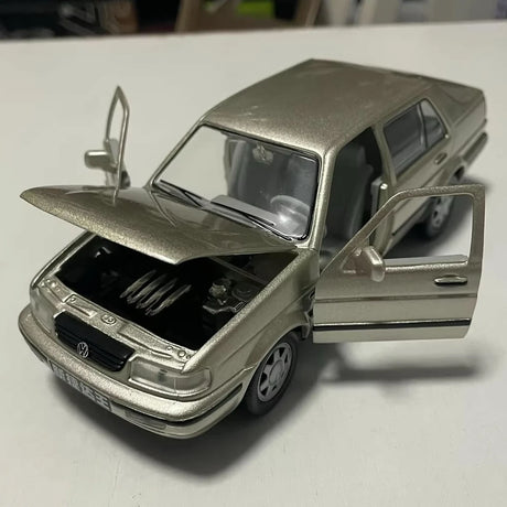 OEM Volkswagen 1997 Jetta Gold 1:24 – Kolekcjonerski model odlewany z metalu