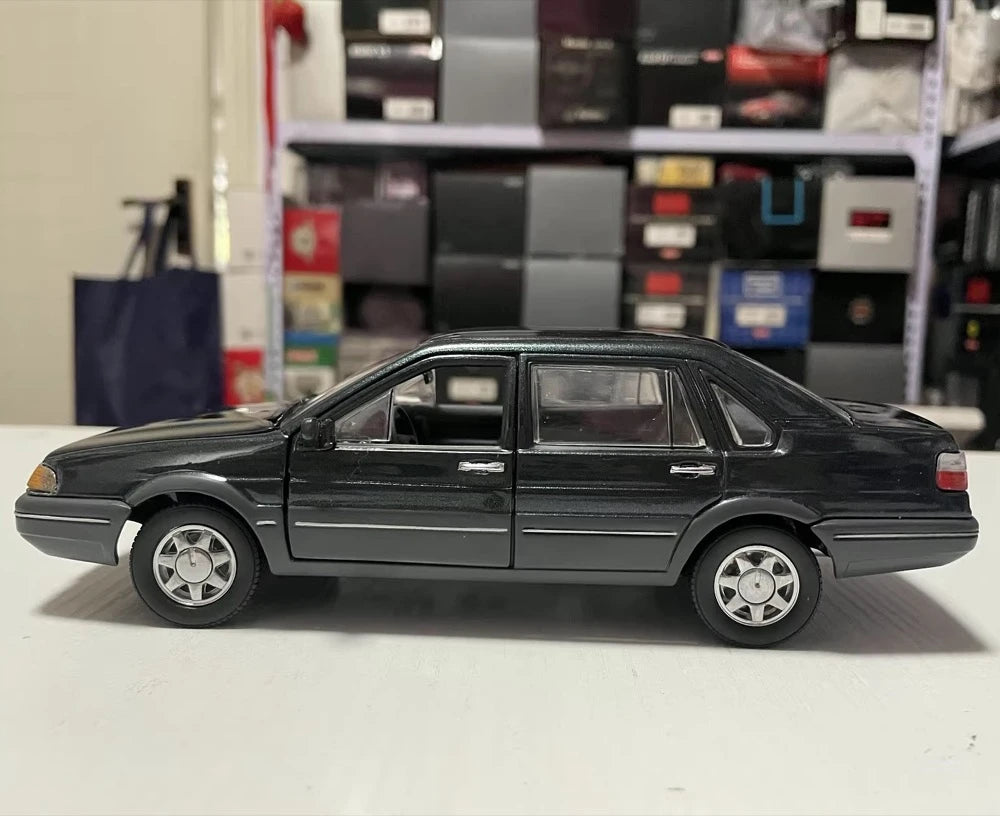 [OEM] 1:24 Volkswagen 1997 Santana 2000 GLS Black Model Car Die-Cast