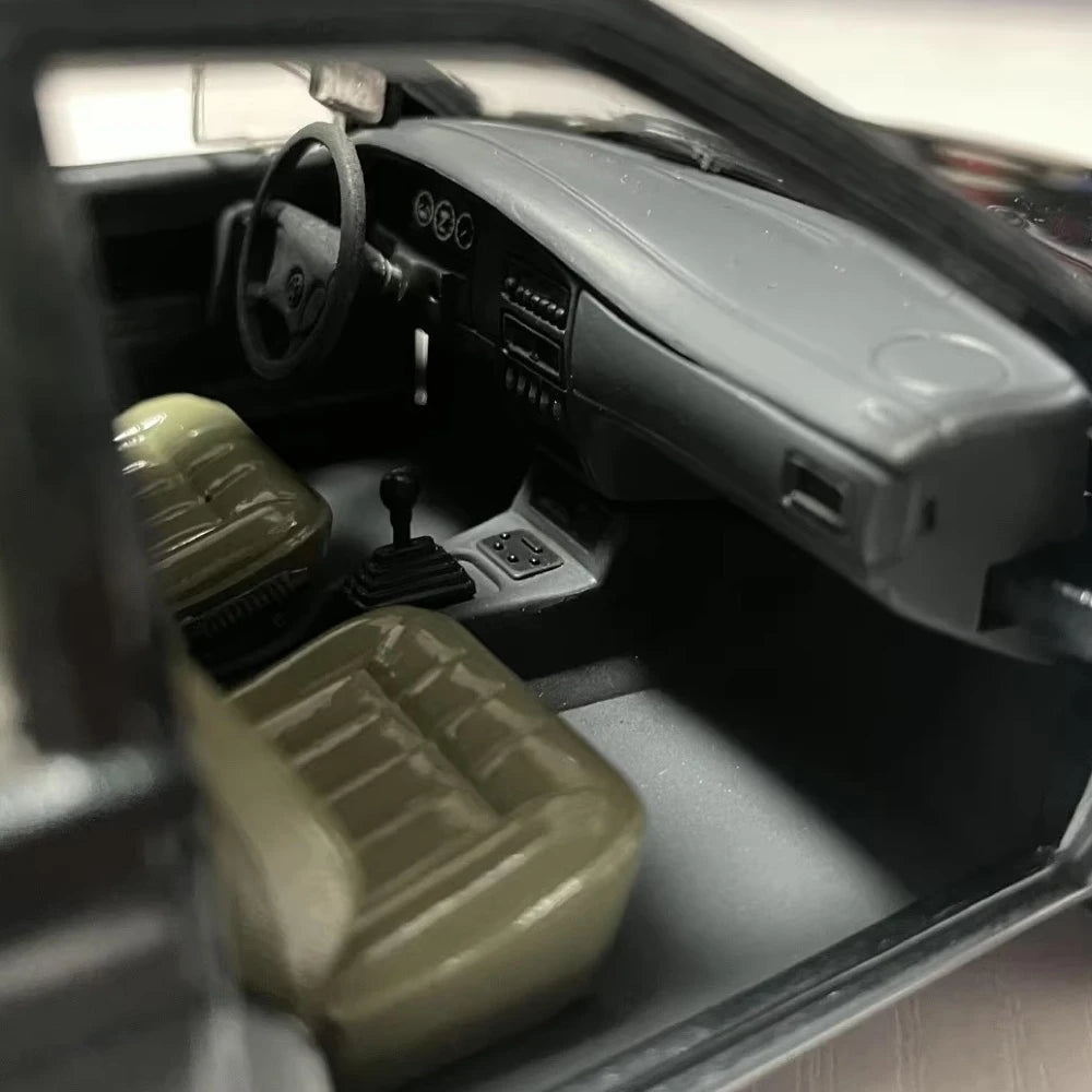 [OEM] 1:24 Volkswagen 1997 Santana 2000 GLS Black Model Car Die-Cast