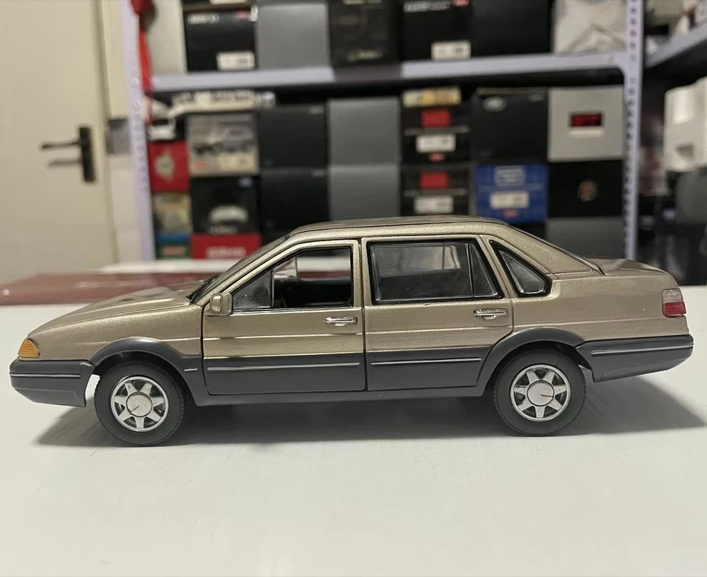 [OEM] 1:24 Volkswagen 1997 Santana 2000 GLS ゴールド モデルカー Die-Cast