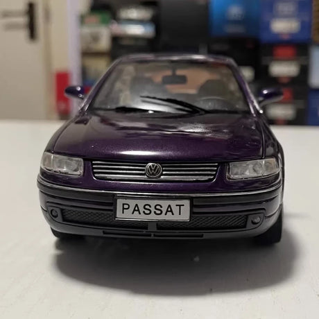 OEM Volkswagen 2000 Passat B5 GSI Purple 1:24 – Kolekcjonerski model odlewany