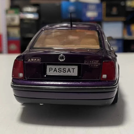 OEM Volkswagen 2000 Passat B5 GSI Purple 1:24 – Kolekcjonerski model odlewany