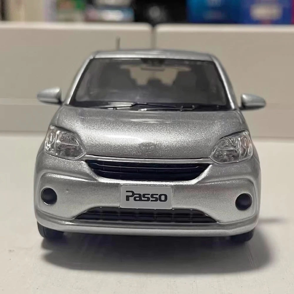 [OEM] 1:30 Toyota 2016 Passo M700A Silver Model Car Die-Cast