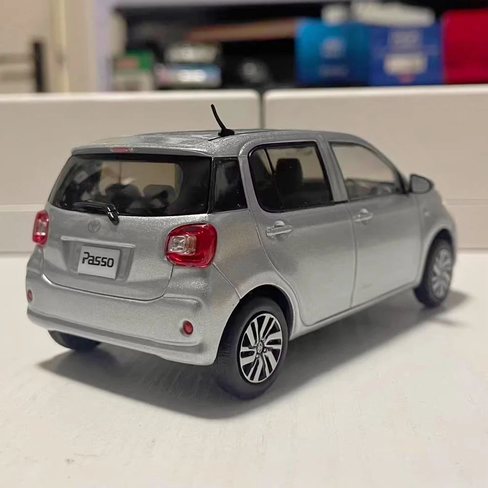 [OEM] 1:30 Toyota 2016 Passo M700A argento modellino di auto Die-Cast